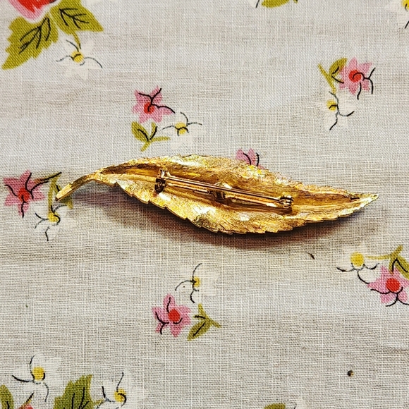 🪶Vintage 1980s Gold Feather Pin w/Rhintestone Spine ✒️ - Picture 3 of 5